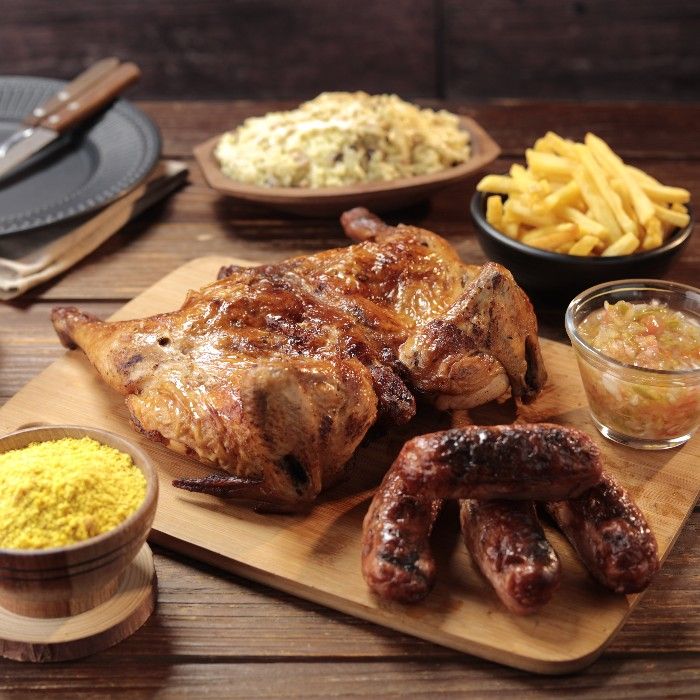 Combo Absurdo: galeto na brasa com baião cremoso, linguiças, batata frita, farofa e vinagrete