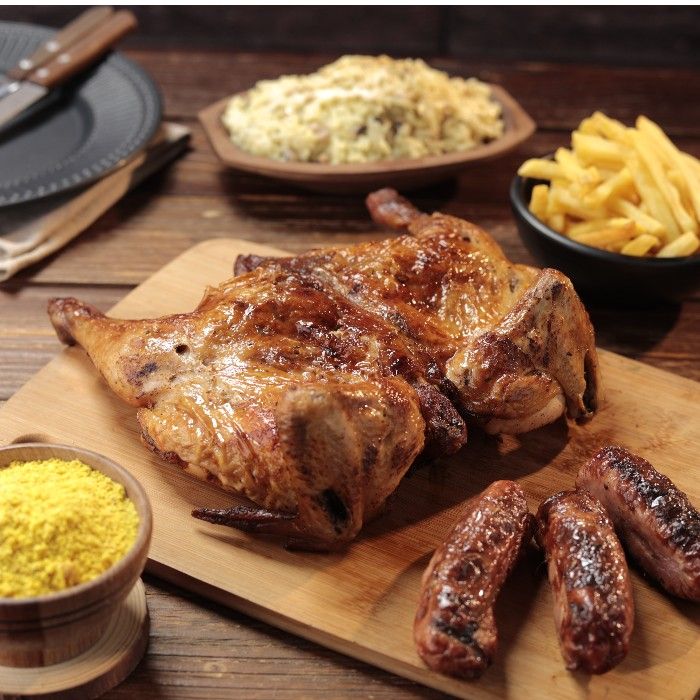 Combo Família: galeto na brasa com baião cremoso, linguiças, batata frita e farofa