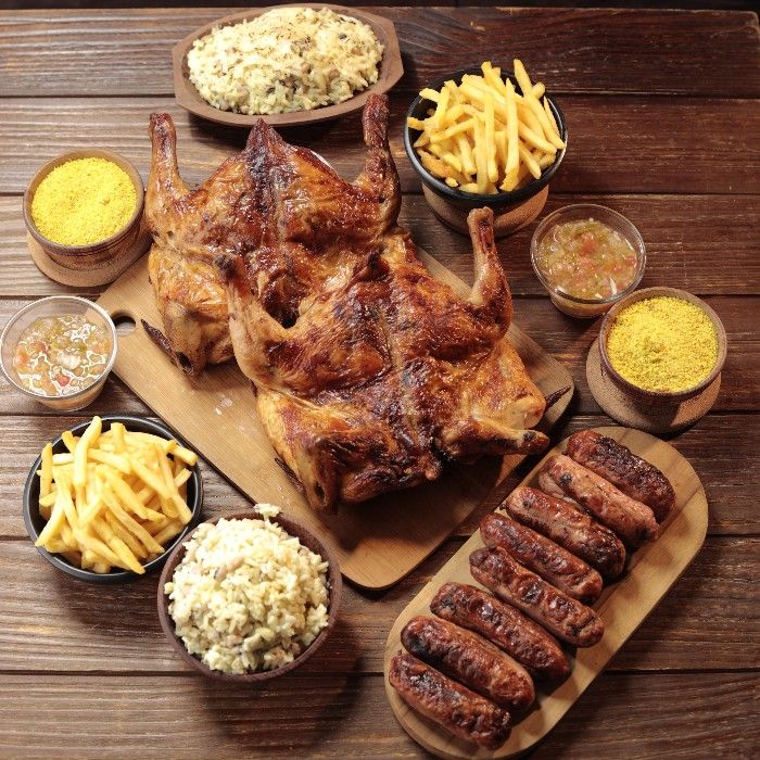 Combo Grande Família: dois galetos assados na brasa com baiões, linguiças, batatas e farofas