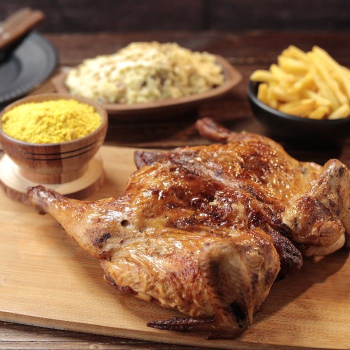 Combo Nordestino: galeto assado na brasa com baião de dois cremoso, batata frita e farofa