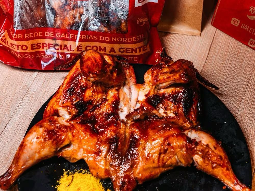 Galeto aberto no prato — frango assado na brasa do Galetos do Brasil em Fortaleza